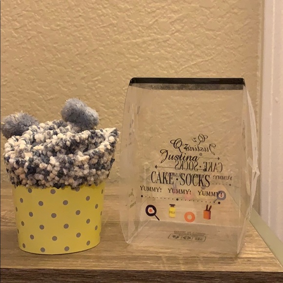 3 for $20 NWT Cozy Gray Cupcake Socks - Picture 6 of 7